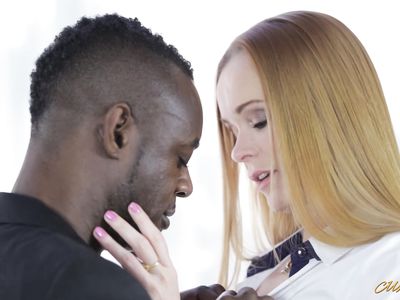 От ласк молодого негра порно мамка мигом потекла между ног