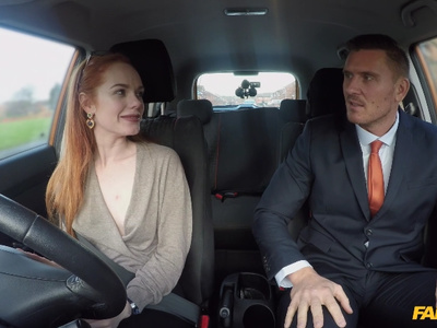 Рыженькая девушка трахнулась с водителем инструктором в машине