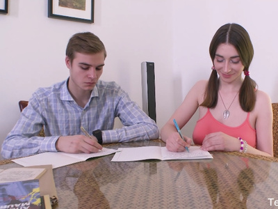 Русская студентка отсосала и трахнулась с парнем в учительской