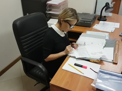 Русская секретарша в очках соснула боссу член и заглотила сперму