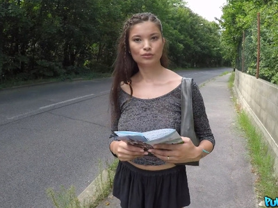 Азиатка отработала деньги пикапера сексом на камеру под мостом