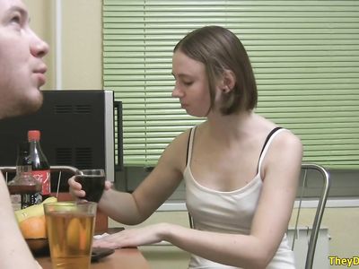 Парень снимает как его друг трахает бухую телку и кончает в киску