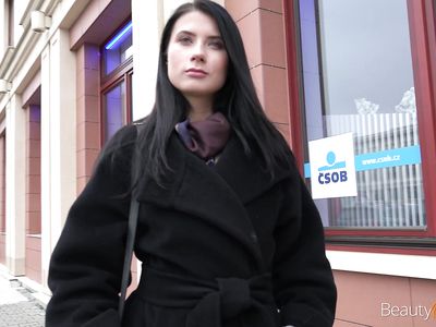 Пикапер подошел к длинноволосой брюнетке и предложил трахнуться за деньги