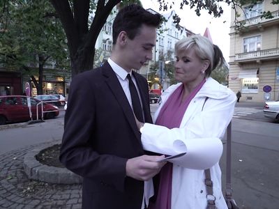 Молодому парню реально нравится трахаться со старыми женщинами