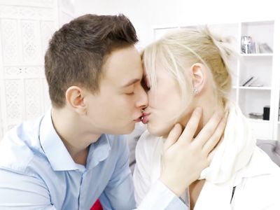 Смазливая блондинка возбудилась и отдалась молодому парню во все щели