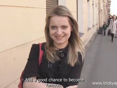 Мужик подкатил к русской малышке и предложил потрахаться на камеру