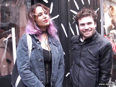 Пышная милфа в эротическом наряде отдается пареньку на хате