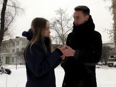 Молоденькая девушка благодарит незнакомого парня за помощь