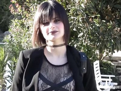 Брюнетка познакомилась с парнями и согласилась трахнуться с ними