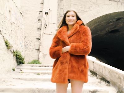 Испанский мачо трахает хохлушку Sarah Sultry на публике