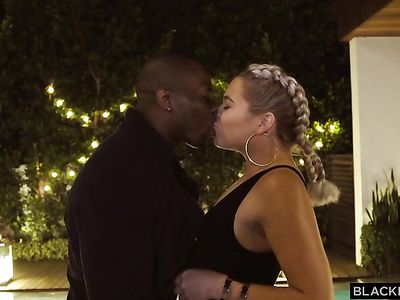 Соснула член и лизнула анус мускулистого негра перед половым актом