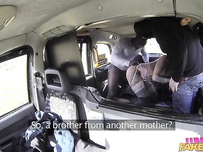 Двойное проникновение в татуированную сучку в салоне автомобиля