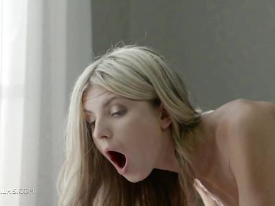 Gina Gerson с трудом насаживается аналом на большой стояк