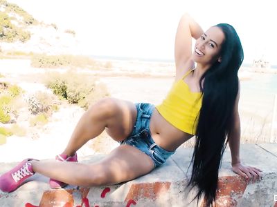 Сексуальная латинская девушка принимает пенис волосатой писькой