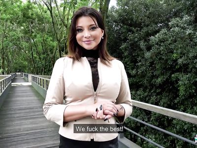 Элитная шлюха в черных чулках отдается клиентам в две дырки одновременно