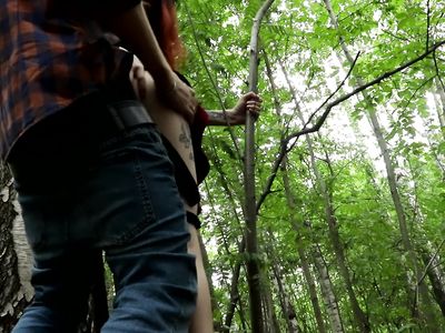 Рыжая русская телка сделала минет и трахнулась стоя в лесу