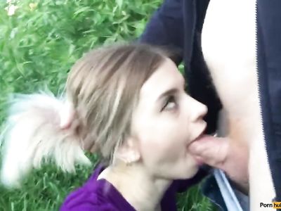 Парнишка дает на рот миниатюрной русской подружке на природе